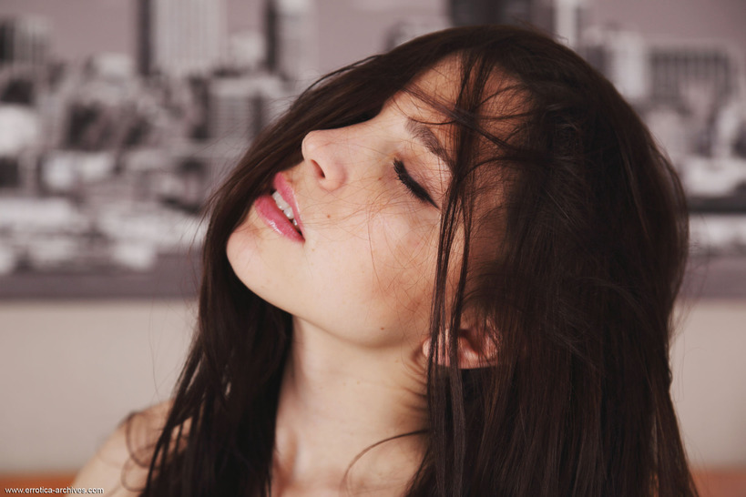 Oliviana Getting Horny In Bed 10