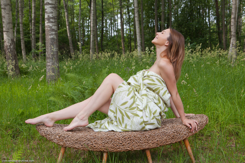 Shows Her Natural Side 03