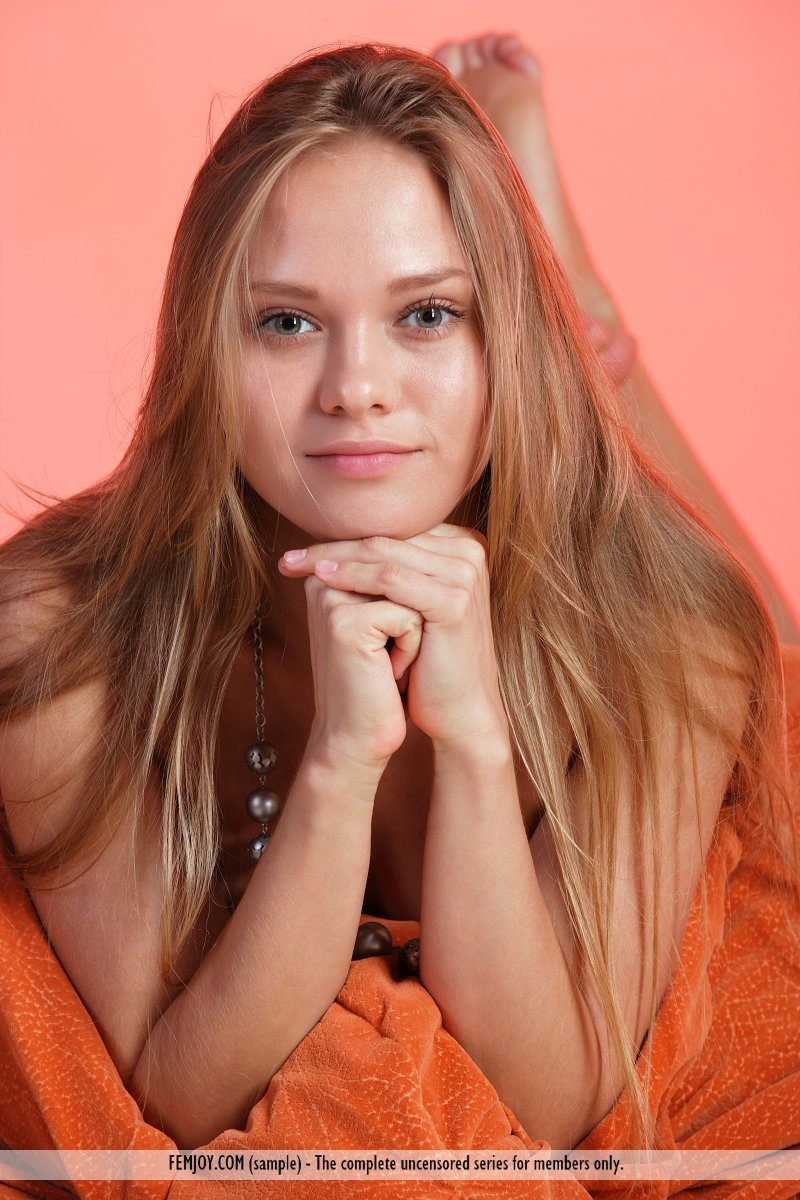 Gloria Cute Girl Posing Nude 09