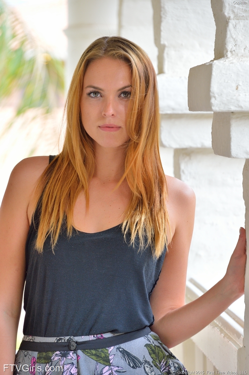 Cosima Fingering Outside 00