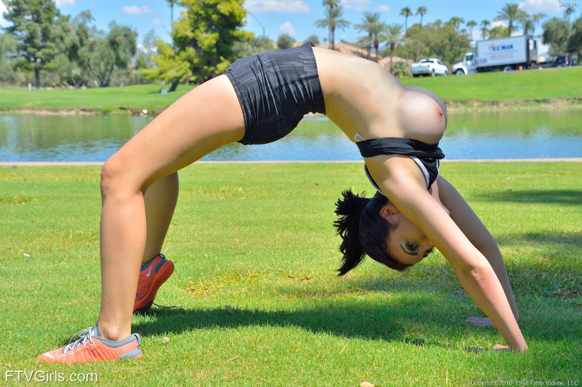 Sporty Amateur Saraya Shows Her Big Boobs In The Park 10