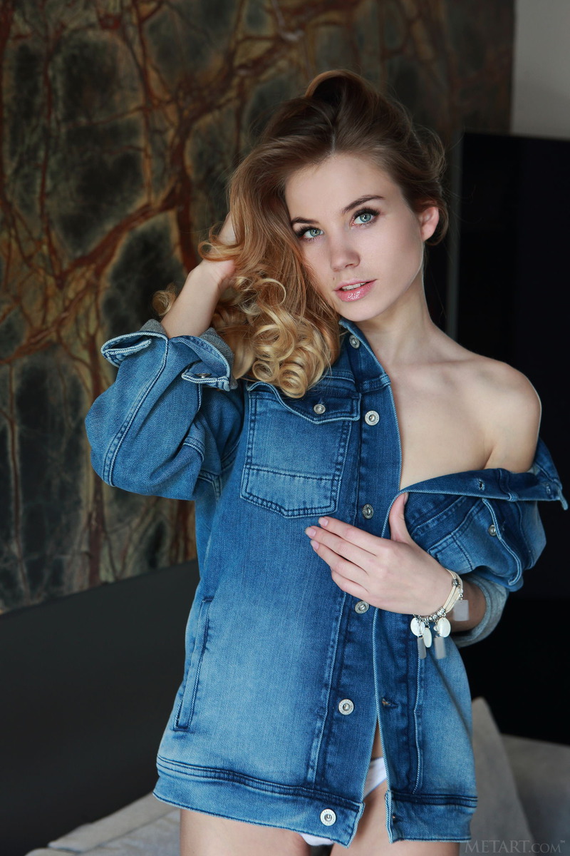 Sexy blonde locks curling around her shoulders 04