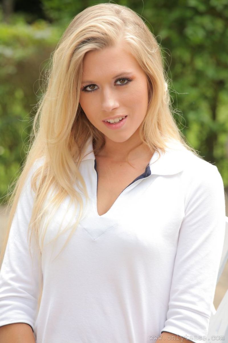 Blonde Babe Playing Tennis 02